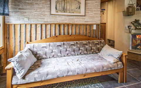 Ylläs 1: Mobilia, Interior Design, Pavimentazione, Pavimento, Tavolo, Legna, Soffitto, Sedia, Camera, Divano