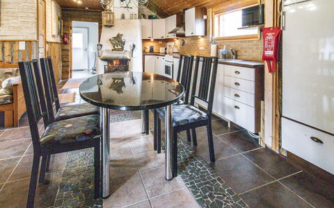 Ylläs 1: Mobilia, Interior Design, Pavimentazione, Pavimento, Tavolo, Legna, Soffitto, Sedia, Camera, Divano
