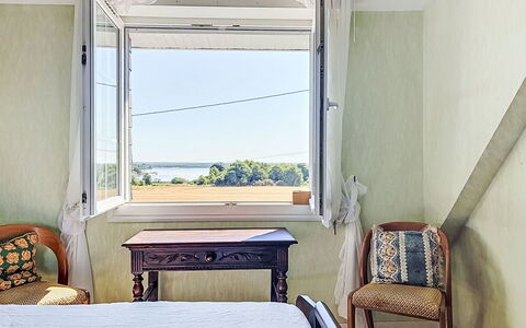 Le Kerguero: Mobilia, Interior Design, Pavimentazione, Pavimento, Tavolo, Legna, Soffitto, Sedia, Camera, Divano