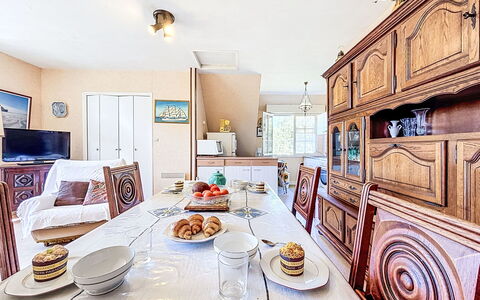 Le Kerguero: Mobilia, Interior Design, Pavimentazione, Pavimento, Tavolo, Legna, Soffitto, Sedia, Camera, Divano