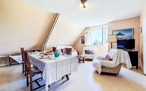 Le Kerguero: Mobilia, Interior Design, Pavimentazione, Pavimento, Tavolo, Legna, Soffitto, Sedia, Camera, Divano