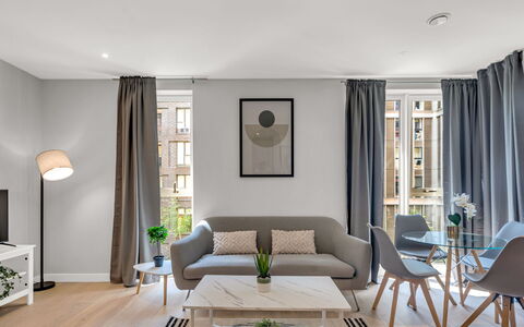 Elephant & Castle: Mobilia, Interior Design, Pavimentazione, Pavimento, Tavolo, Legna, Soffitto, Sedia, Camera, Divano
