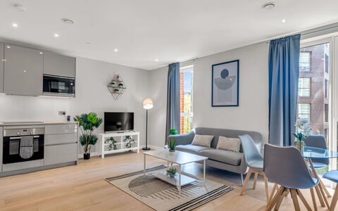 Elephant & Castle: Mobilia, Interior Design, Pavimentazione, Pavimento, Tavolo, Legna, Soffitto, Sedia, Camera, Divano