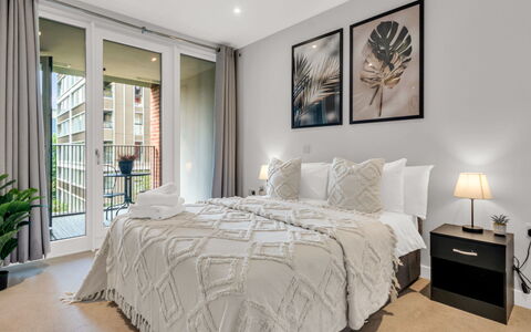 Elephant & Castle: Mobilia, Interior Design, Pavimentazione, Pavimento, Tavolo, Legna, Soffitto, Sedia, Camera, Divano