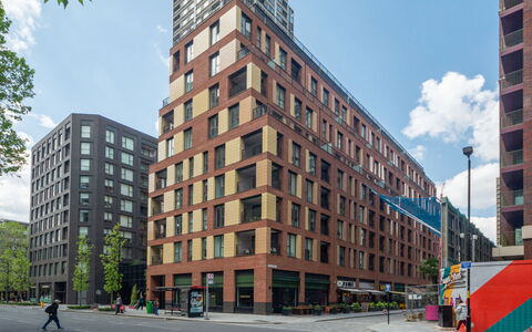 Elephant & Castle: Mobilia, Interior Design, Pavimentazione, Pavimento, Tavolo, Legna, Soffitto, Sedia, Camera, Divano