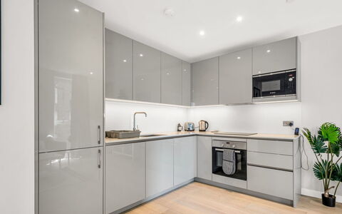 Elephant & Castle: Mobilia, Interior Design, Pavimentazione, Pavimento, Tavolo, Legna, Soffitto, Sedia, Camera, Divano