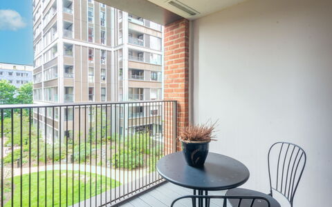 Elephant & Castle: Mobilia, Interior Design, Pavimentazione, Pavimento, Tavolo, Legna, Soffitto, Sedia, Camera, Divano