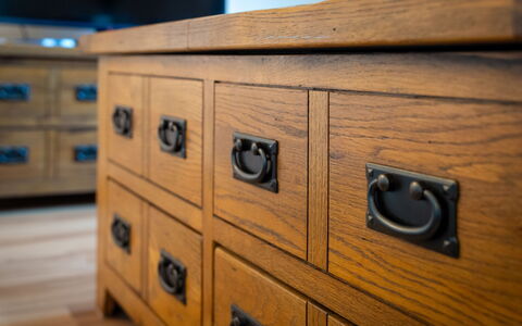 Corbett Apt: Mobilia, Interior Design, Pavimentazione, Pavimento, Tavolo, Legna, Soffitto, Sedia, Camera, Divano