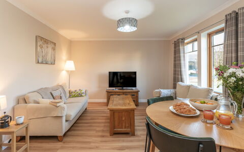 Corbett Apt: Mobilia, Interior Design, Pavimentazione, Pavimento, Tavolo, Legna, Soffitto, Sedia, Camera, Divano