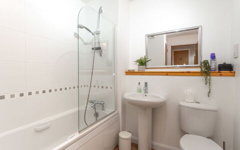 Corbett Apt: Mobilia, Interior Design, Pavimentazione, Pavimento, Tavolo, Legna, Soffitto, Sedia, Camera, Divano