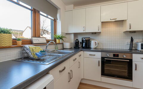 Corbett Apt: Mobilia, Interior Design, Pavimentazione, Pavimento, Tavolo, Legna, Soffitto, Sedia, Camera, Divano