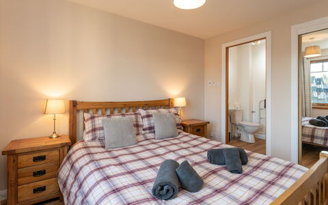 Corbett Apt: Mobilia, Interior Design, Pavimentazione, Pavimento, Tavolo, Legna, Soffitto, Sedia, Camera, Divano