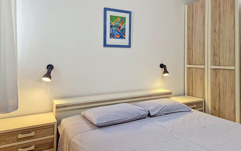 Robi 1: Mobilia, Interior Design, Pavimentazione, Pavimento, Tavolo, Legna, Soffitto, Sedia, Camera, Divano