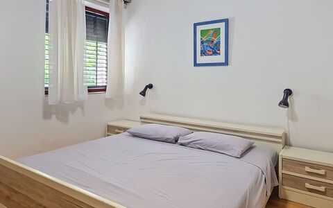 Robi 1: Mobilia, Interior Design, Pavimentazione, Pavimento, Tavolo, Legna, Soffitto, Sedia, Camera, Divano