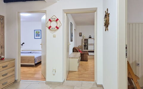 Robi 1: Mobilia, Interior Design, Pavimentazione, Pavimento, Tavolo, Legna, Soffitto, Sedia, Camera, Divano