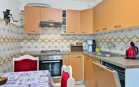 Robi 1: Mobilia, Interior Design, Pavimentazione, Pavimento, Tavolo, Legna, Soffitto, Sedia, Camera, Divano