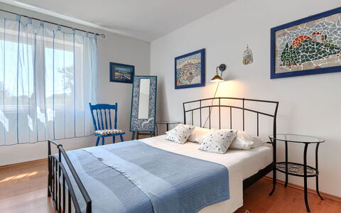 Nina: Letto, Mobilia, Interior Design, Camera Da Letto, Bedding, Lenzuolo, Parete, Pavimento, Pavimentazione, Camera