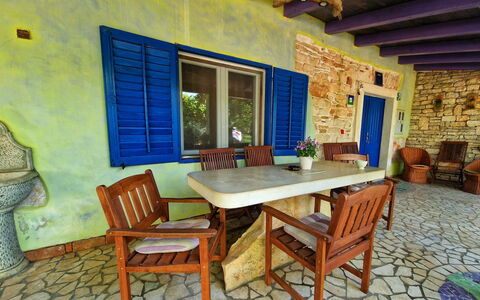 Nina: Mobilia, Interior Design, Pavimentazione, Pavimento, Tavolo, Legna, Soffitto, Sedia, Camera, Divano