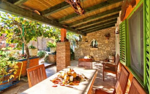 Helena: Mobilia, Interior Design, Pavimentazione, Pavimento, Tavolo, Legna, Soffitto, Sedia, Camera, Divano