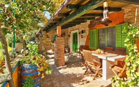 Helena: Mobilia, Interior Design, Pavimentazione, Pavimento, Tavolo, Legna, Soffitto, Sedia, Camera, Divano
