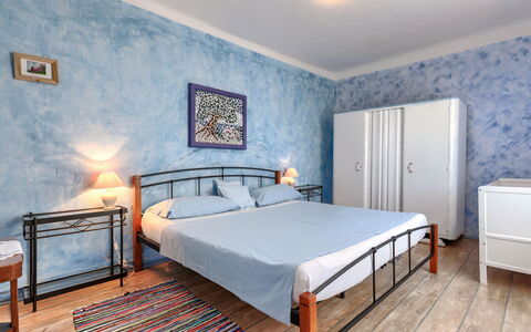 Helena: Mobilia, Letto, Camera Da Letto, Interior Design, Pavimentazione, Pavimento, Lenzuolo, Bedding, Legna, Camera