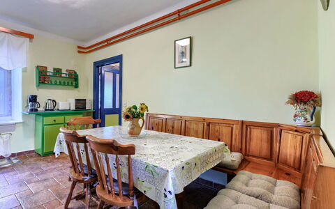 Helena: Mobilia, Interior Design, Legna, Pavimentazione, Soffitto, Pavimento, Tavolo, Camera, Illuminazione, Sala Da Pranzo