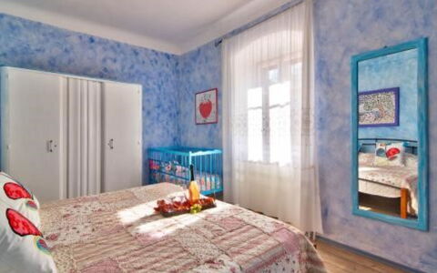 Helena: Mobilia, Interior Design, Pavimentazione, Pavimento, Tavolo, Legna, Soffitto, Sedia, Camera, Divano
