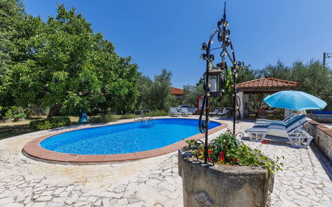 Helena: Blu, Mobili Da Esterno, Shade, Piscina, Flagstone, Hacienda, Ricorrere, Landscaping, Sedia, Eco Hotel