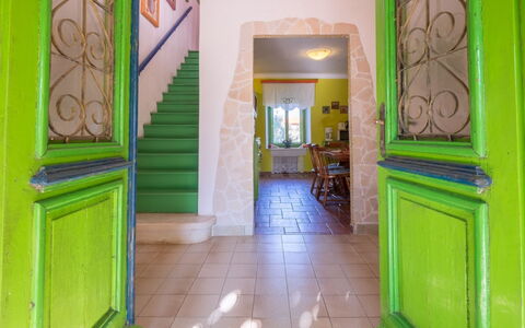 Helena: Mobilia, Interior Design, Pavimentazione, Pavimento, Tavolo, Legna, Soffitto, Sedia, Camera, Divano