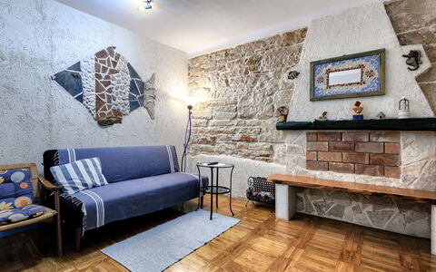 Helena: Mobilia, Pavimentazione, Parete, Pavimento, Interior Design, Legna, Illuminazione, Soffitto, Camera, Soggiorno