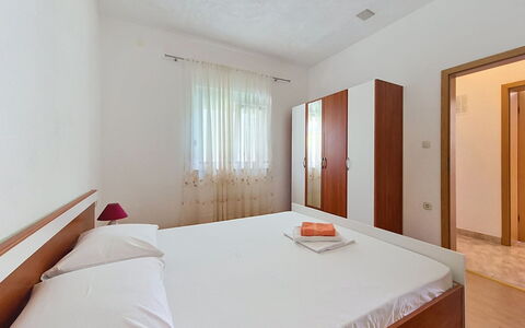 Marina 110: Mobilia, Interior Design, Pavimentazione, Pavimento, Tavolo, Legna, Soffitto, Sedia, Camera, Divano