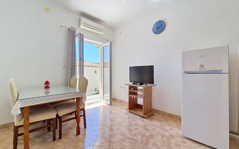 Marina 110: Mobilia, Interior Design, Pavimentazione, Pavimento, Tavolo, Legna, Soffitto, Sedia, Camera, Divano