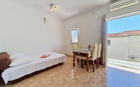 Marina 110: Mobilia, Interior Design, Pavimentazione, Pavimento, Tavolo, Legna, Soffitto, Sedia, Camera, Divano
