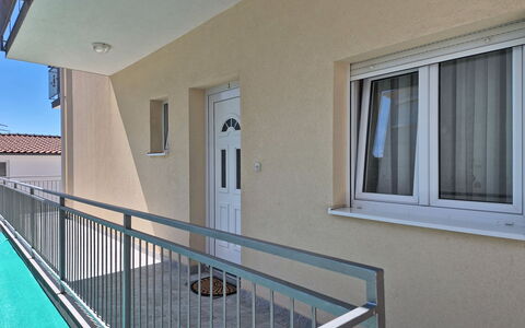Marina 110: Mobilia, Interior Design, Pavimentazione, Pavimento, Tavolo, Legna, Soffitto, Sedia, Camera, Divano