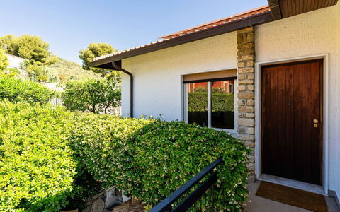 A Casa di Amici: Mobilia, Interior Design, Pavimentazione, Pavimento, Tavolo, Legna, Soffitto, Sedia, Camera, Divano