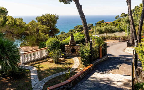 A Casa di Amici: Mobilia, Interior Design, Pavimentazione, Pavimento, Tavolo, Legna, Soffitto, Sedia, Camera, Divano