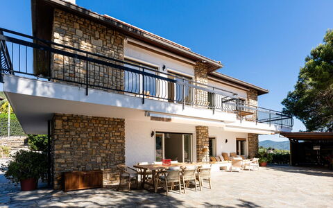 A Casa di Amici: Mobilia, Interior Design, Pavimentazione, Pavimento, Tavolo, Legna, Soffitto, Sedia, Camera, Divano