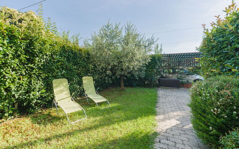 Casa delle Rondini: Mobilia, Interior Design, Pavimentazione, Pavimento, Tavolo, Legna, Soffitto, Sedia, Camera, Divano