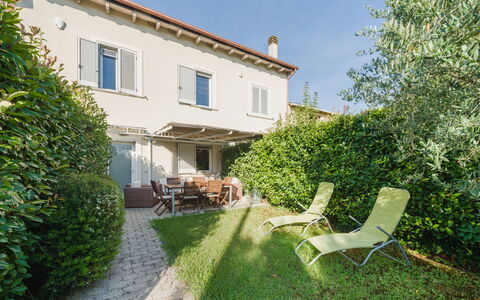 Casa delle Rondini: Mobilia, Interior Design, Pavimentazione, Pavimento, Tavolo, Legna, Soffitto, Sedia, Camera, Divano