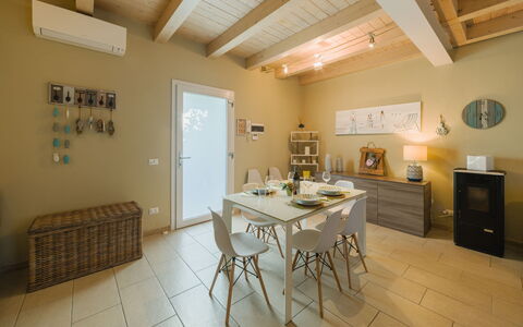 Casa delle Rondini: Mobilia, Interior Design, Pavimentazione, Pavimento, Tavolo, Legna, Soffitto, Sedia, Camera, Divano