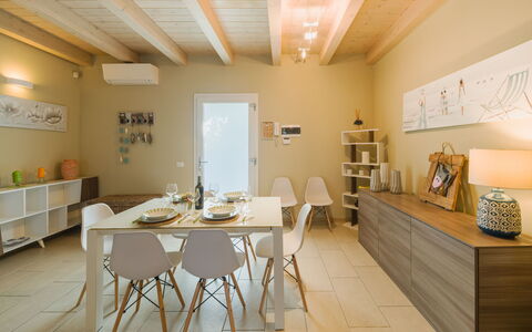 Casa delle Rondini: Mobilia, Interior Design, Pavimentazione, Pavimento, Tavolo, Legna, Soffitto, Sedia, Camera, Divano