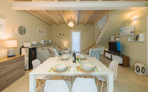 Casa delle Rondini: Mobilia, Interior Design, Pavimentazione, Pavimento, Tavolo, Legna, Soffitto, Sedia, Camera, Divano