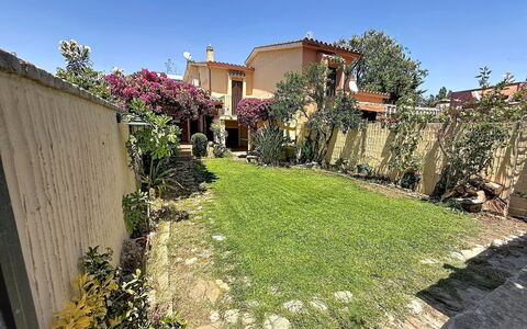Villa Siria: Mobilia, Interior Design, Pavimentazione, Pavimento, Tavolo, Legna, Soffitto, Sedia, Camera, Divano