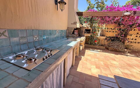 Villa Siria: Mobilia, Interior Design, Pavimentazione, Pavimento, Tavolo, Legna, Soffitto, Sedia, Camera, Divano