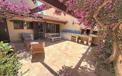 Villa Siria: Mobilia, Interior Design, Pavimentazione, Pavimento, Tavolo, Legna, Soffitto, Sedia, Camera, Divano