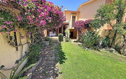 Villa Siria: Mobilia, Interior Design, Pavimentazione, Pavimento, Tavolo, Legna, Soffitto, Sedia, Camera, Divano