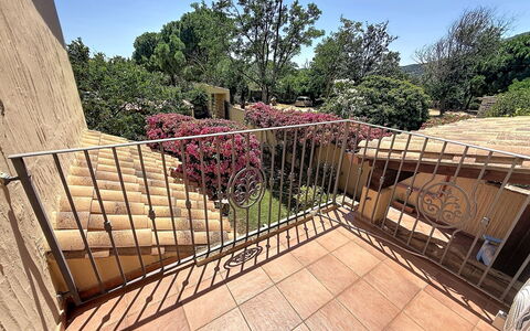 Villa Siria: Mobilia, Interior Design, Pavimentazione, Pavimento, Tavolo, Legna, Soffitto, Sedia, Camera, Divano