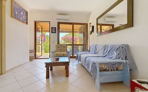 Villa Siria: Mobilia, Interior Design, Pavimentazione, Pavimento, Tavolo, Legna, Soffitto, Sedia, Camera, Divano