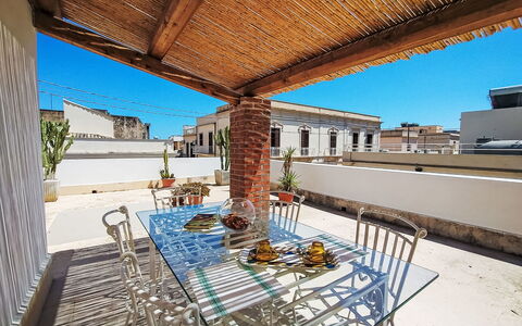 Dimora Avola Centro: Mobilia, Interior Design, Pavimentazione, Pavimento, Tavolo, Legna, Soffitto, Sedia, Camera, Divano
