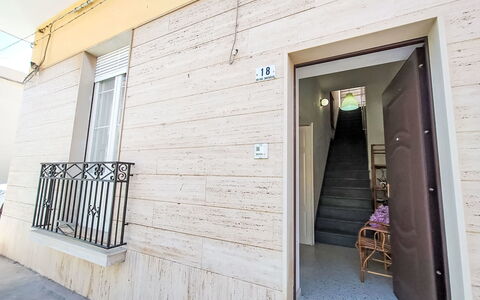 Dimora Avola Centro: Mobilia, Interior Design, Pavimentazione, Pavimento, Tavolo, Legna, Soffitto, Sedia, Camera, Divano
